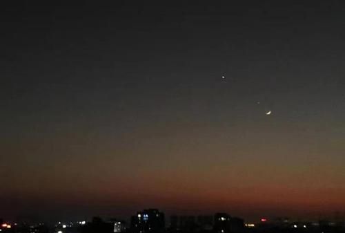 Four stars in the sky on the 29th. I heard that there will be five stars in the sky at 19:30 today. Is it true? Picture 3