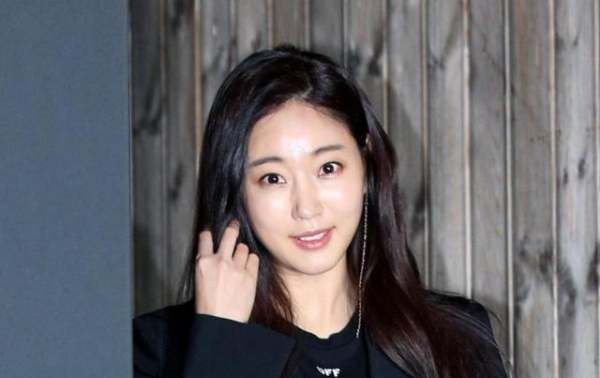 What is Ha Ji-won's status in South Korea? Picture 1 of an actress famous for her sexy