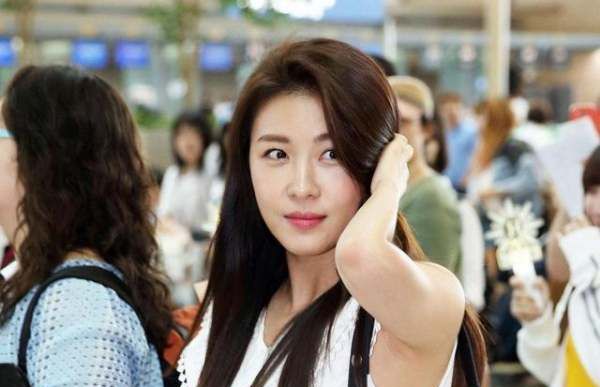 What is Ha Ji-won's status in South Korea? Picture 2 of an actress famous for her sexy