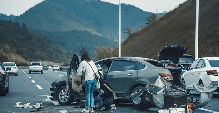 梦见朋友开车压死一个人,梦见朋友开车撞死人是什么兆头图1