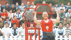 Video of Gu Yanli's strongman competition, what pictures do the strongmen rub one by one 1