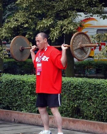 Video of Gu Yanli's strongman competition, the strongmen are rubbing each other, picture 2