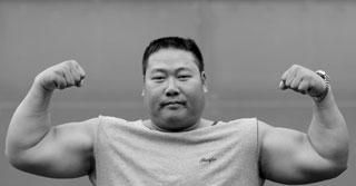 Video of Gu Yanli's strongman competition, the strongmen are rubbing each other, picture 3