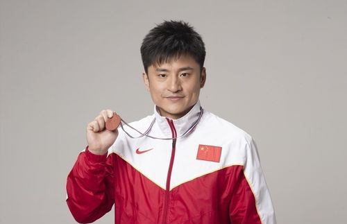 Dong Zhaozhi of France, who is the fencing champion at the Athens Olympics? Picture 2