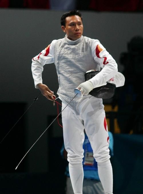 Dong Zhaozhi of France, who is the fencing champion at the Athens Olympics? Picture 3