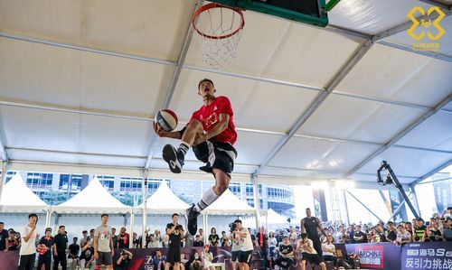 Huang Xuanming's dunk video, a dunk selection program once held by the Central Fifth Team. I remember there was a dunk who was less than 8 meters tall...Picture 1