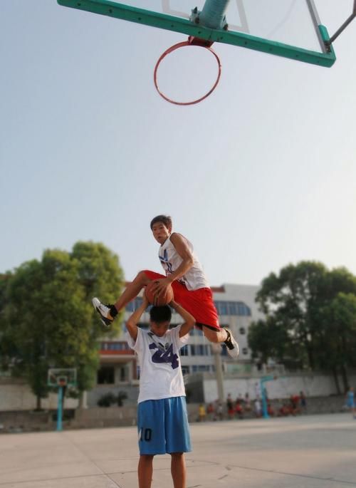 Huang Xuanming's dunk video, a dunk selection program once held by the Central Five. I remember there was a dunk who was less than 8 meters tall...Picture 4