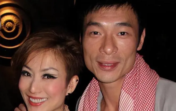 Picture 2 of the song sung by Andy Hui and Anita Hui with Anita Mui