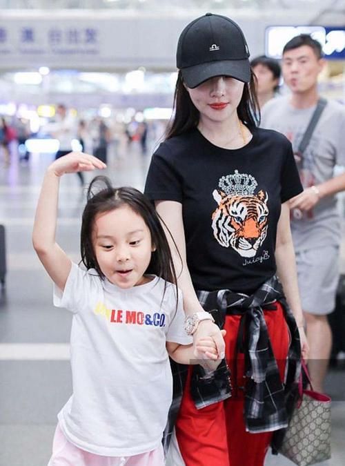 Li Xiaolu’s daughter’s name, Li Xiaolu takes Tianxin out to play Picture 1