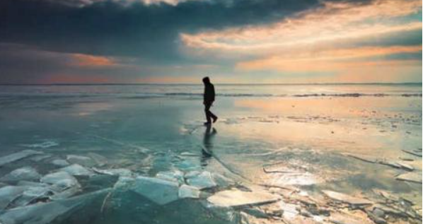 What does "walking on thin ice" mean? What does "walking on thin ice" mean? Baidu Picture 4